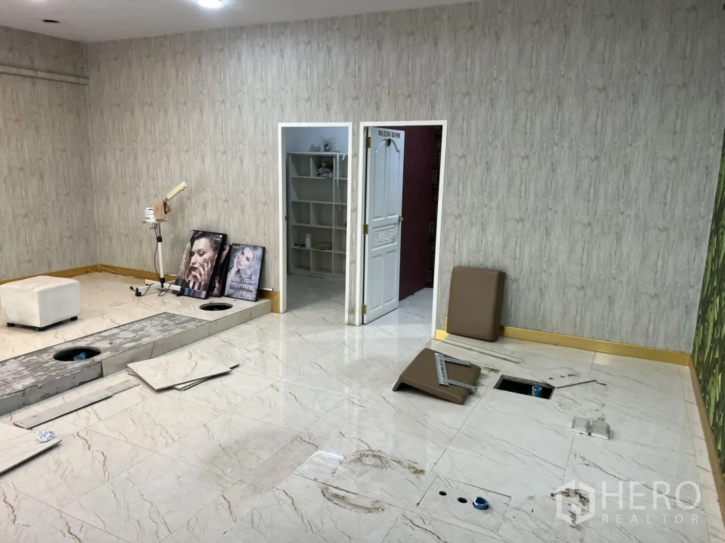 พื้นที่ขายปลีก ให้เช่าในKhlong Toei, Bangkok - พื้นที่ร้านแบบเปิดโล่ง พื้นลายหินอ่อน แท่นยกระดับ ทางเข้าห้องด้านหลังและจุดสาธารณูปโภค