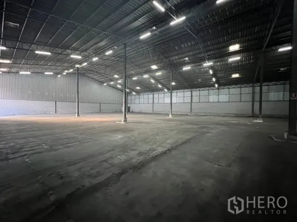 คลังสินค้า ให้เช่าในBang Sao Thong, Samut Prakan - ฮอลล์เก็บสินค้ากว้าง เสาวางระยะเท่ากัน คานหลังคาสูง พื้นคอนกรีตเรียบพร้อมวางชั้น