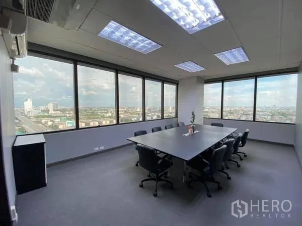 办公空间 出租在Bang Na, Bangkok - 转角会议室，宽幅窗户带城市景观与嵌入式照明。