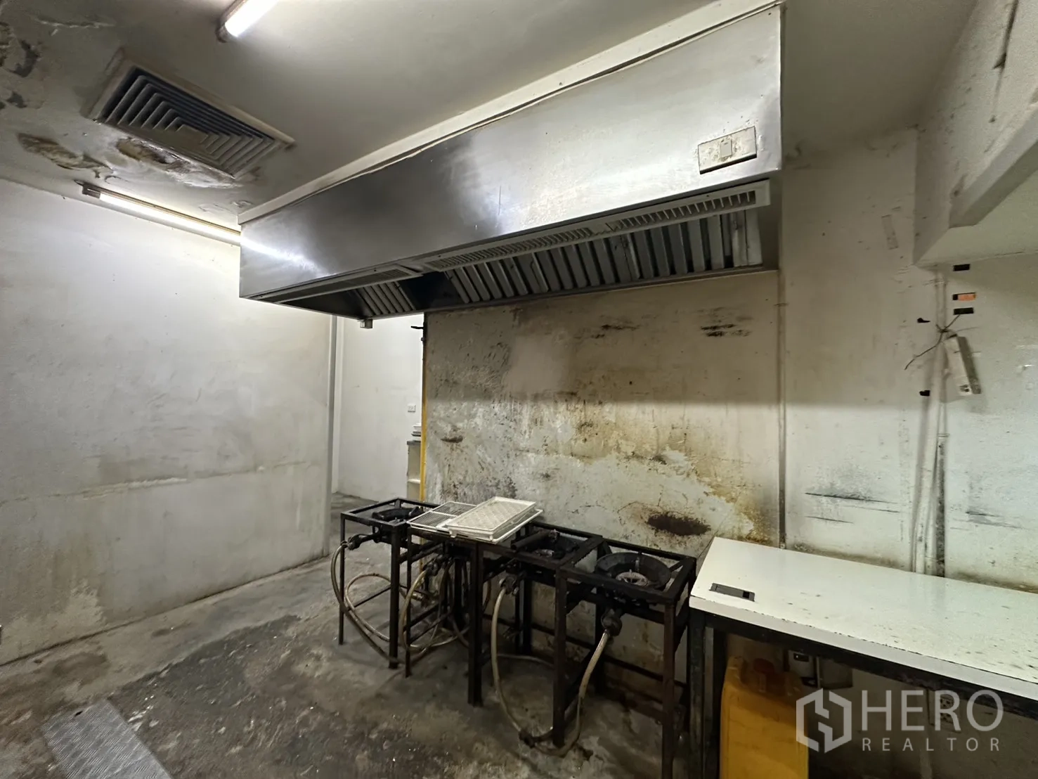 พื้นที่ขายของ for rent in Watthana, Bangkok - พื้นที่ปรุงอาหารพร้อมฮูดดูดควันขนาดใหญ่และเตาแก๊ส