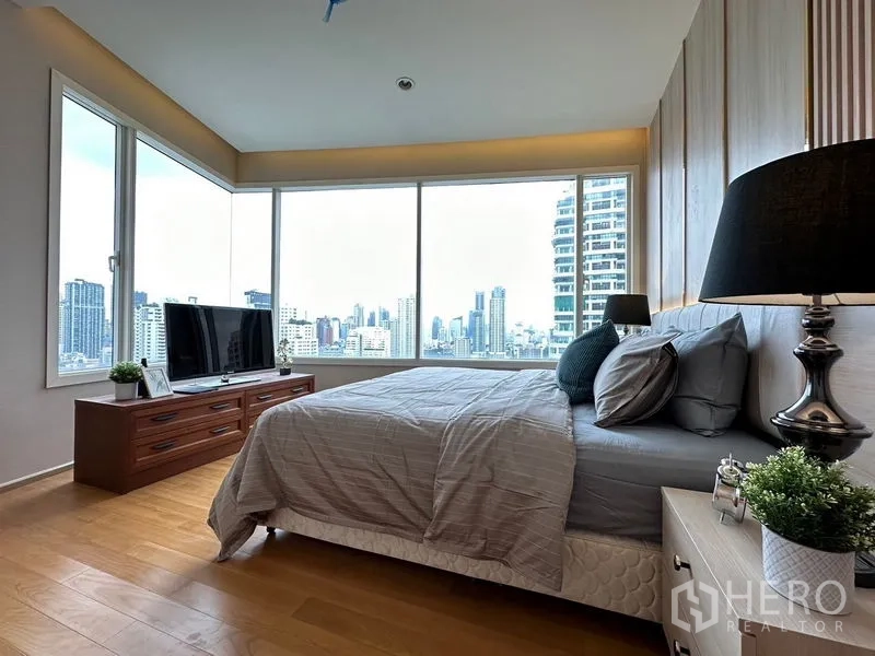 คอนโด ให้เช่าในWatthana, Bangkok - ห้องนอนใหญ่กระจกมุมชมวิวสกายไลน์กรุงเทพฯ แบบพาโนรามา