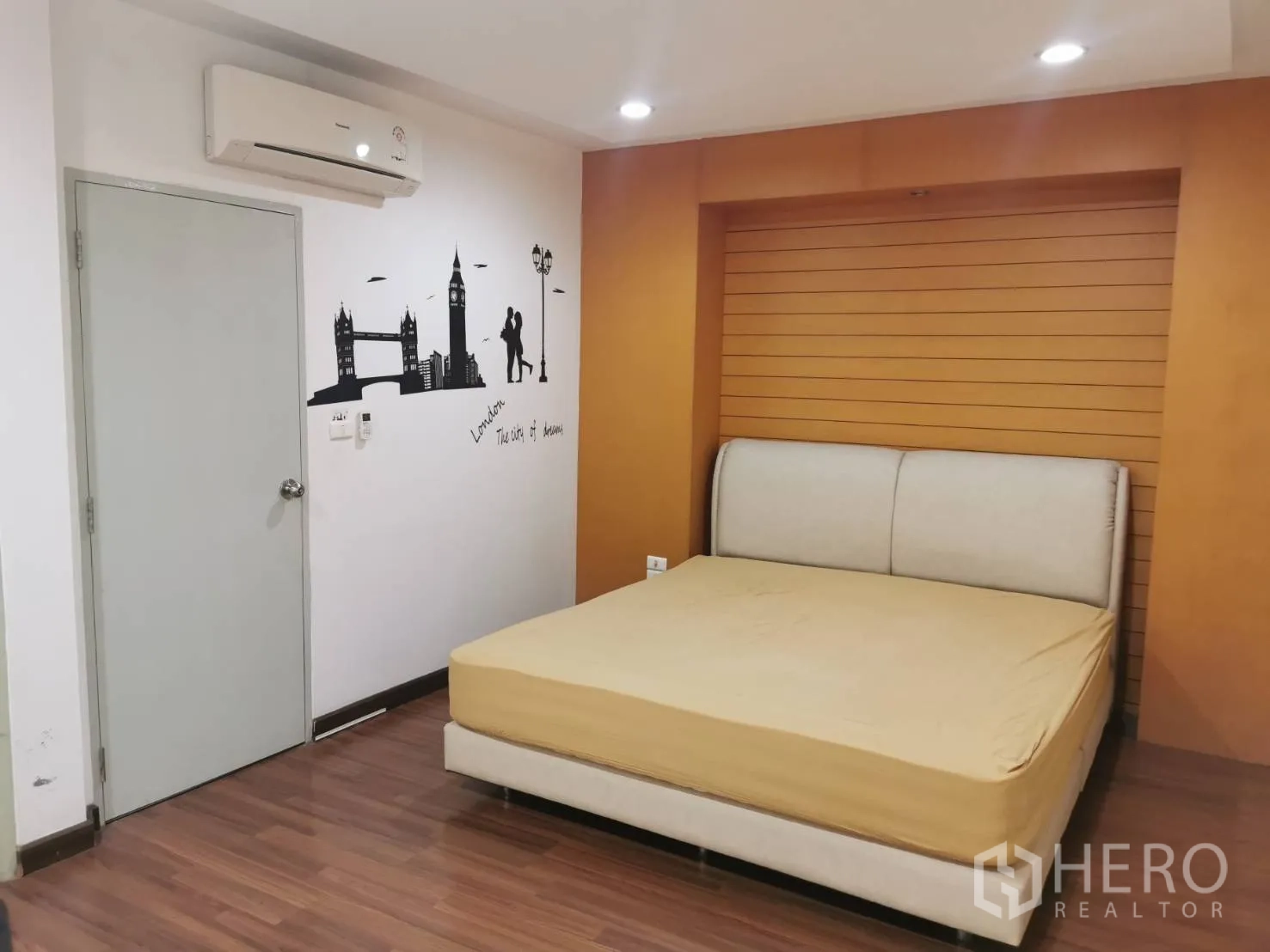 ทาวน์เฮาส์ ให้เช่าหรือขายในYan Nawa, Bangkok - ห้องนอนใหญ่ ผนังหัวเตียงแบบเว้า เครื่องปรับอากาศ และโทนไม้อบอุ่น