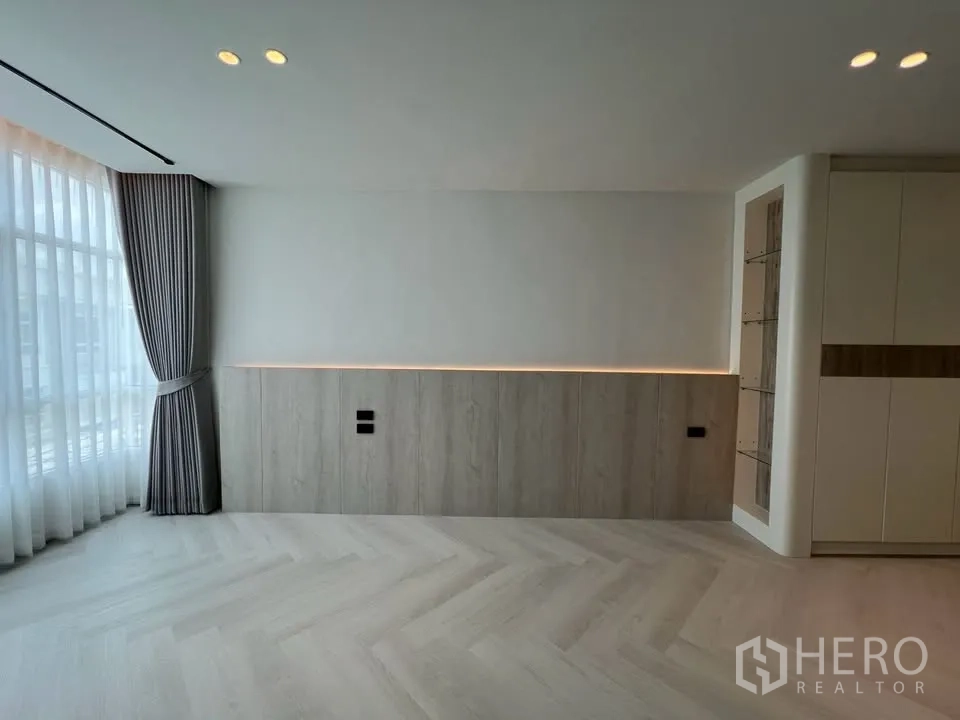 Townhouse for rent in Prawet, Bangkok - Room with accent wall, LED strip lighting and curtains.