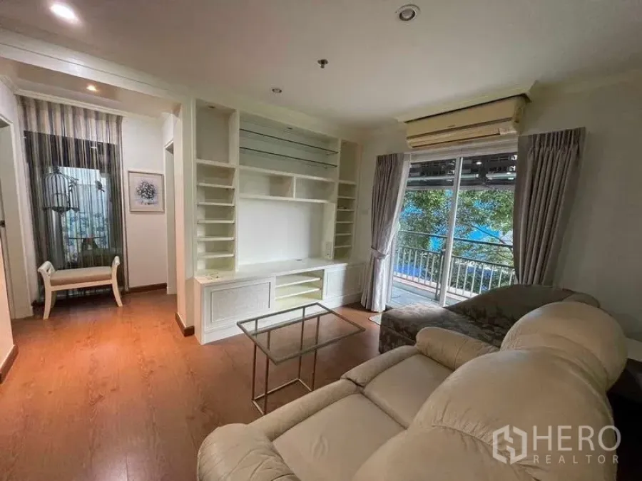 คอนโด ให้เช่า - มุมมองเพิ่มเติมของห้องนั่งเล่น พร้อมโซฟา ชั้นบิวท์อิน และระเบียง