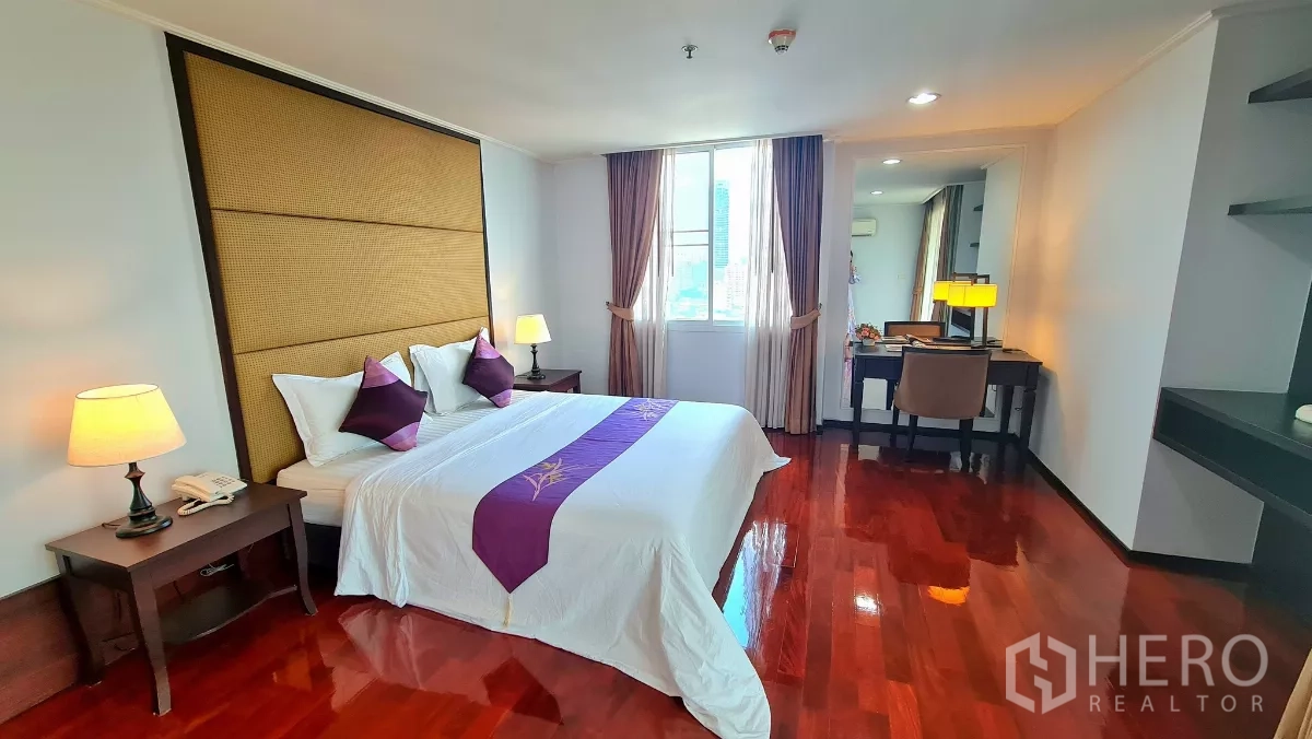 อพาร์ทเมนท์ ให้เช่าในWatthana, Bangkok - ห้องนอนใหญ่กว้าง เตียงคิงไซส์ หัวเตียงสวย โต๊ะทำงาน และพื้นไม้เงางาม