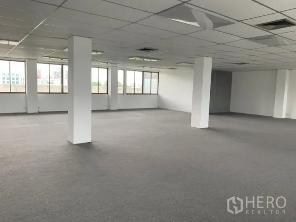 สำนักงาน ให้เช่าในRatchathewi, Bangkok - โถงสำนักงานกว้าง โล่ง โปร่ง มีเสาสีขาว พื้นพรม และวิวเมืองจากหน้าต่าง