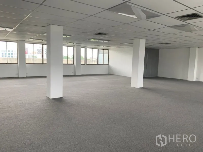 สำนักงาน ให้เช่าในRatchathewi, Bangkok - โถงสำนักงานกว้าง โล่ง โปร่ง มีเสาสีขาว พื้นพรม และวิวเมืองจากหน้าต่าง