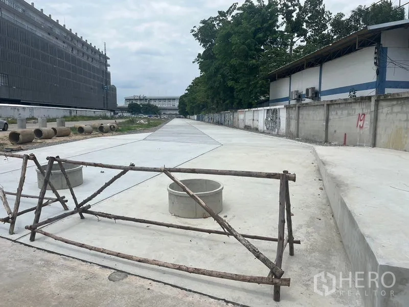 ที่ดิน ให้เช่าในBang Khun Thian, Bangkok - ภาพงานก่อสร้างถนนคอนกรีตภายใน พร้อมบ่อพักและแผงกั้นชั่วคราว