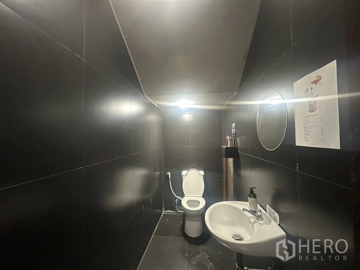 สำนักงานที่บ้าน ให้เช่าในPathum Wan, Bangkok - ห้องน้ำปูกระเบื้องสีดำพร้อมโถสุขภัณฑ์และอ่างล้างมือ ตอบโจทย์พนักงานและลูกค้า