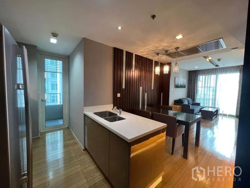 คอนโด ให้เช่าในKhlong Toei, Bangkok - ครัวเปิดพร้อมไอส์แลนด์อ่างล้างจาน เชื่อมพื้นที่ทานข้าวและนั่งเล่น พร้อมประตูสู่ระเบียง