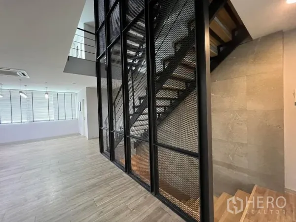 สำนักงานที่บ้าน ให้เช่าในBueng Kum, Bangkok - พื้นที่ทำงานเปิดโล่งพร้อมผนังตะแกรงเหล็กและบันไดลอยไม้