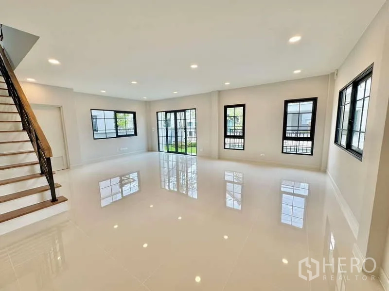 Detached House for sale in Bang Phli, Samut Prakan - Bright ground-floor space with many windows and recessed lights.