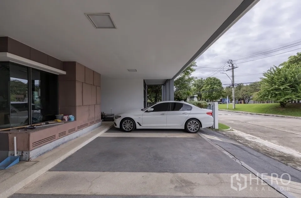 Detached House for rent or sale in Bang Kapi, Bangkok - Covered carport with parking space beside the house.
