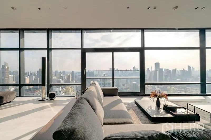 公寓 出售在Ratchathewi, Bangkok - 现代起居角落，灰色沙发、木质天花与石纹特色墙。