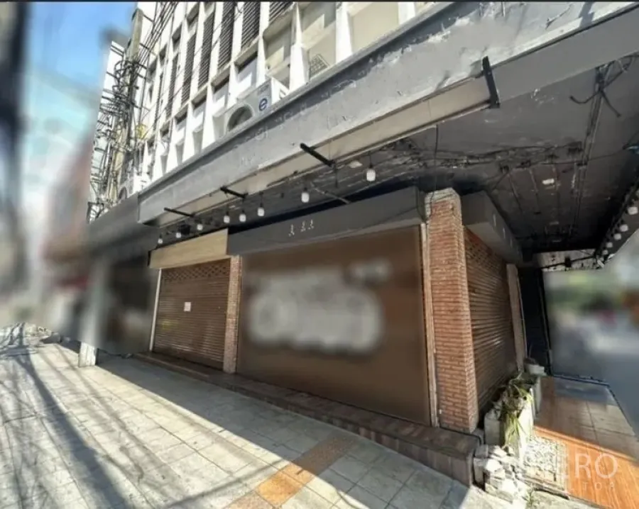 อาคารพาณิชย์ ให้เช่าในKhlong Toei, Bangkok - ด้านหน้าระดับถนนของอาคารพาณิชย์ในกรุงเทพฯ มีประตูม้วน ปูนอิฐ และทางเท้าพร้อมกันสาด