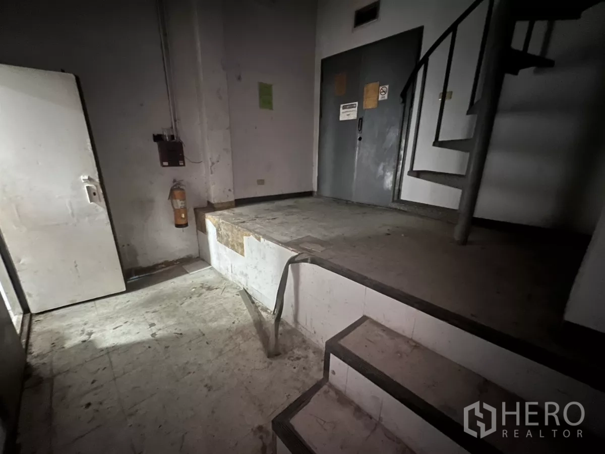 零售空间 出租在Watthana, Bangkok - 入口区设有台阶、旋转楼梯和灭火器。