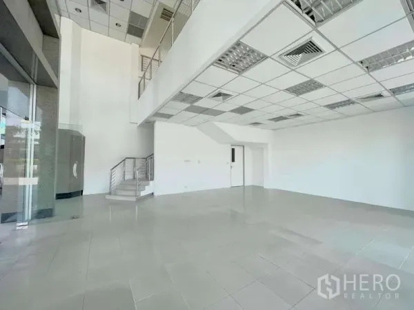 พื้นที่ขายปลีก ให้เช่าในYan Nawa, Bangkok - ภายในโปร่งเพดานสูง มีชั้นลอย พื้นกระเบื้อง และบันไดทันสมัย.