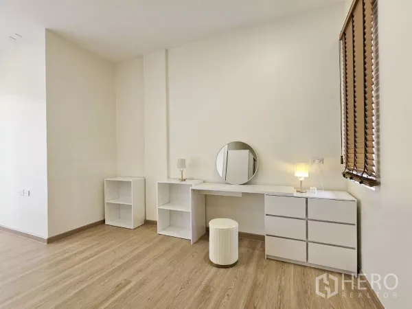 联排别墅 出售在Lat Phrao, Bangkok - 明亮多功能房，白色梳妆台与木纹地板