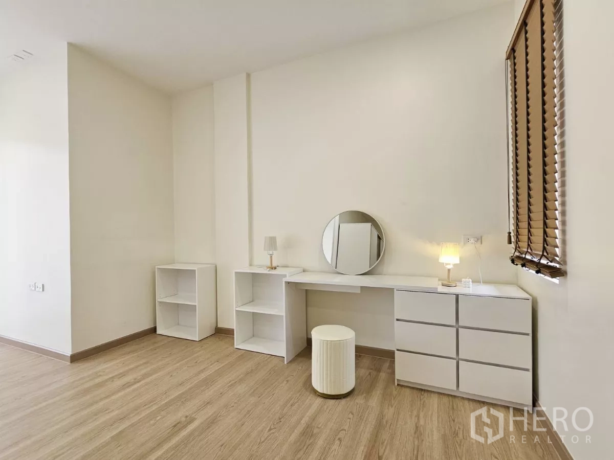 联排别墅 出售在Lat Phrao, Bangkok - 明亮多功能房，白色梳妆台与木纹地板