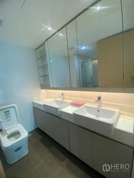 อพาร์ทเมนท์ ให้เช่าในWatthana, Bangkok - ห้องน้ำหลักมีอ่างล้างหน้าแบบคู่ ตู้กระจกบานใหญ่ และไฟส่องสว่างทันสมัย