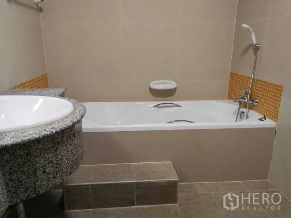 สำนักงานที่บ้าน ให้เช่าในKhlong Toei, Bangkok - ห้องน้ำมีอ่างอาบน้ำพร้อมฝักบัวและเคาน์เตอร์หินแกรนิต