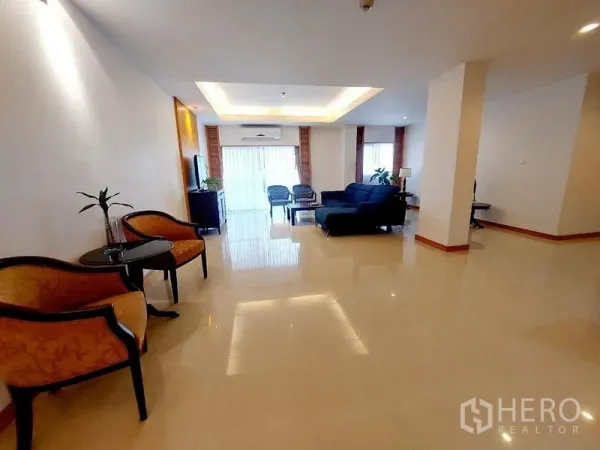 อพาร์ทเมนท์ ให้เช่า - โถงรับแขกกว้าง หลายมุมนั่ง พื้นมันเงา แสงธรรมชาติ