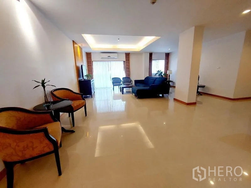 อพาร์ทเมนท์ ให้เช่า - โถงรับแขกกว้าง หลายมุมนั่ง พื้นมันเงา แสงธรรมชาติ