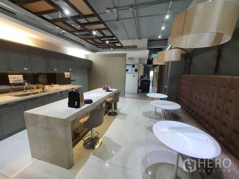 สำนักงาน ให้เช่าในWatthana, Bangkok - อีกมุมของแพนทรี มีบูธนั่ง ไอส์แลนด์ และไฟแขวน