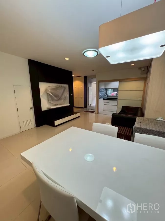 ทาวน์เฮาส์ ให้เช่าในSuan Luang, Bangkok - พื้นที่รับประทานอาหารเชื่อมต่อห้องนั่งเล่น ผนังบิลท์อินและมองเห็นห้องครัว