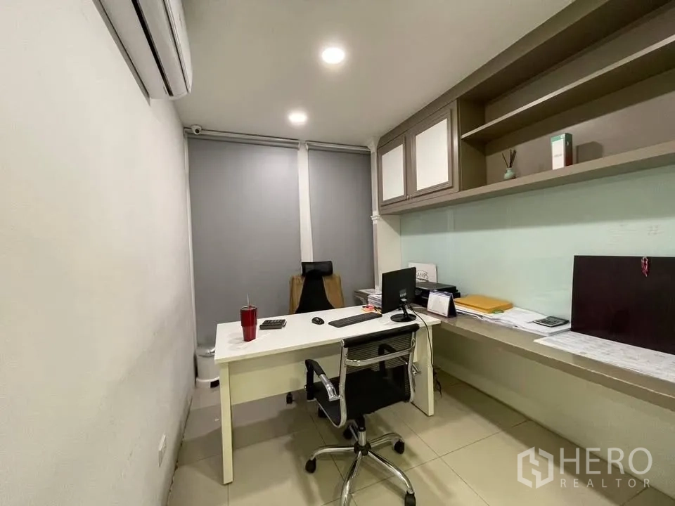 店屋 for sale in Prawet, Bangkok - 经理独立办公室，书桌、内置搁架与百叶帘。