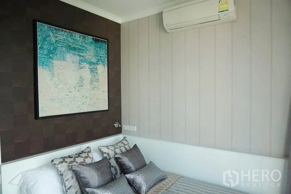 คอนโด ให้เช่าในBang Kho Laem, Bangkok - ห้องนอนที่สามอบอุ่น ผนังตกแต่ง งานศิลป์ และเครื่องปรับอากาศ