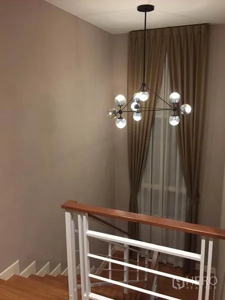 บ้าน ให้เช่าหรือขายในKhlong Toei, Bangkok - มุมบันไดกับโคมไฟสไตล์สปุตนิก และหน้าต่างสูงติดผ้าม่าน