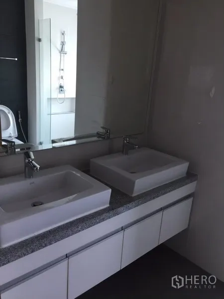 คอนโด ให้เช่าในKhlong Toei, Bangkok - อ่างล้างหน้าคู่พร้อมกระจกบานใหญ่ในห้องน้ำ