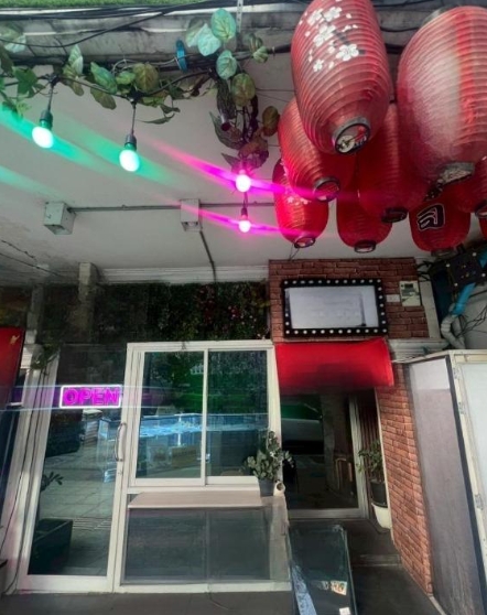 พื้นที่ขายปลีก ให้เช่าในWatthana, Bangkok - ประตูบานเลื่อนกระจกด้านหน้าร้าน ป้ายไฟนีออน OPEN โคมแดง และผนังอิฐ บนทำเลสุขุมวิทใกล้ BTS ทองหล่อ