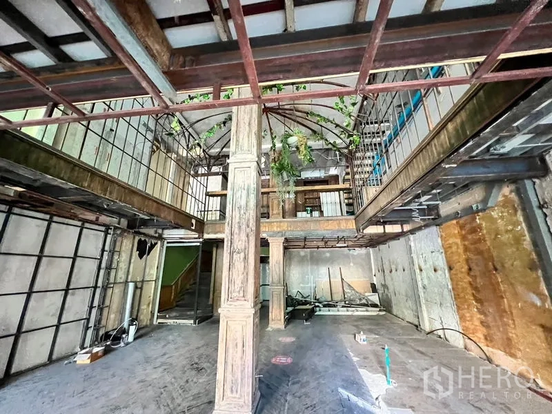 อาคารพาณิชย์ ให้เช่าในWatthana, Bangkok - เอเทรียมกลางอาคาร มีเสา คานเปลือย และโครงเหล็ก พร้อมต่อเติมตกแต่ง.