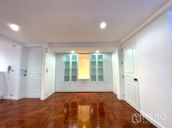 คอนโด ให้เช่าในWatthana, Bangkok - โถงทางเข้าพร้อมตู้โชว์บิวท์อินบานกระจก ไฟดาวน์ไลท์ และพื้นไม้เงางาม