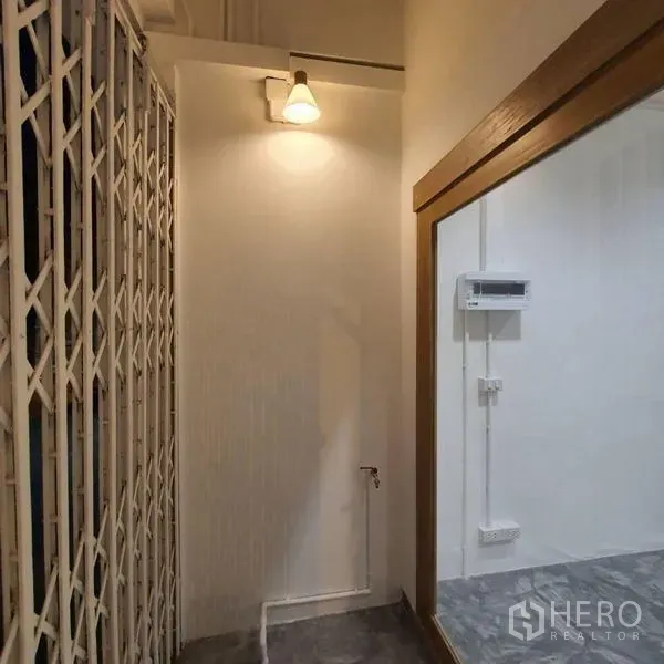 อาคารพาณิชย์ ให้เช่าหรือขายในKhlong Toei, Bangkok - มุมทางเข้า มีประตูเหล็กยืด โคมไฟติดผนัง และช่องกระจกภายใน