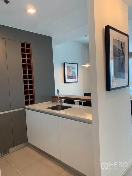 คอนโด ให้เช่าในKhlong San, Bangkok - ครัวขนาดเล็กพร้อมอ่างล้างจาน ท็อปหิน และช่องเก็บไวน์แนวตั้ง