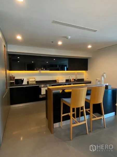 คอนโด ขายในKhlong San, Bangkok - มุมมองครัวพร้อมเก้าอี้บาร์และเครื่องใช้บิวท์อินในคอนโดสูง