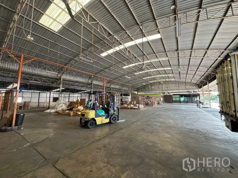 คลังสินค้า ให้เช่าในLam Luk Ka, Pathum Thani - ภายในโกดังมีรถโฟล์กลิฟต์และคอกเก็บของใต้ช่องแสงสกายไลต์