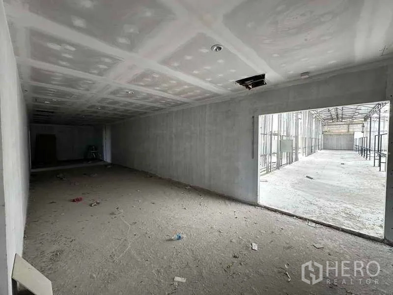 คลังสินค้า ให้เช่าในSai Noi, Nonthaburi - โถงออฟฟิศสถานะก่อสร้าง เปิดเชื่อมสู่พื้นที่คลังสินค้า พร้อมให้ผู้เช่าปรับปรุง