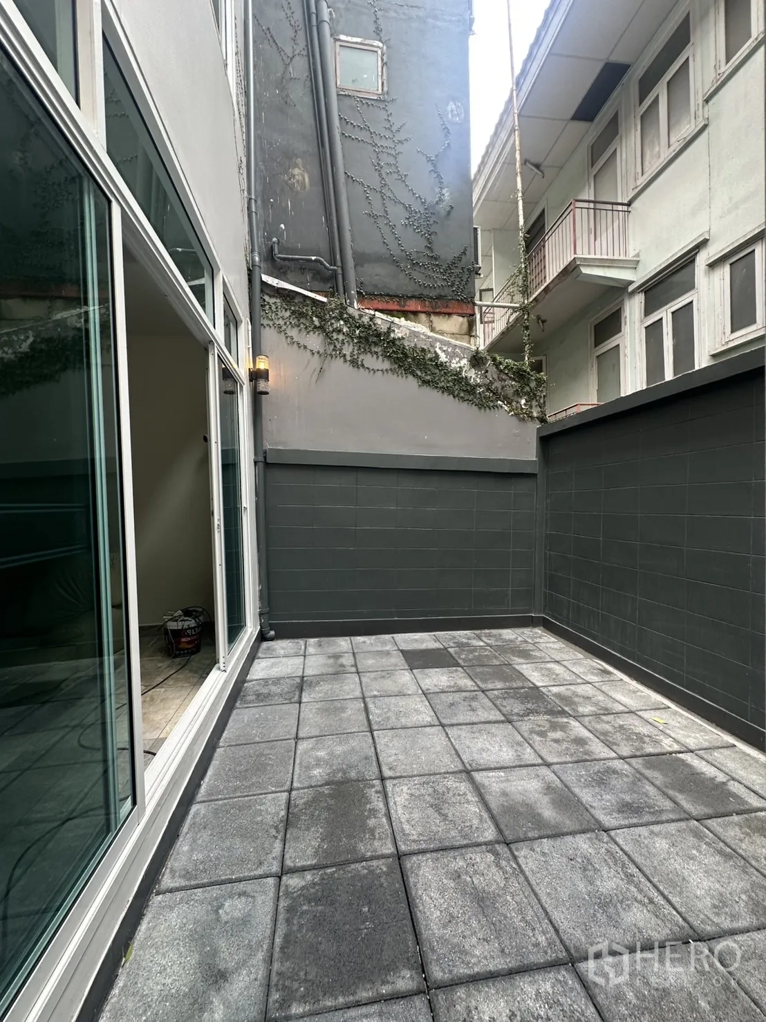 สำนักงานที่บ้าน ให้เช่าในKhlong Toei, Bangkok - ลานหลังบ้านปูกระเบื้อง มิดชิดด้วยกำแพงสูง