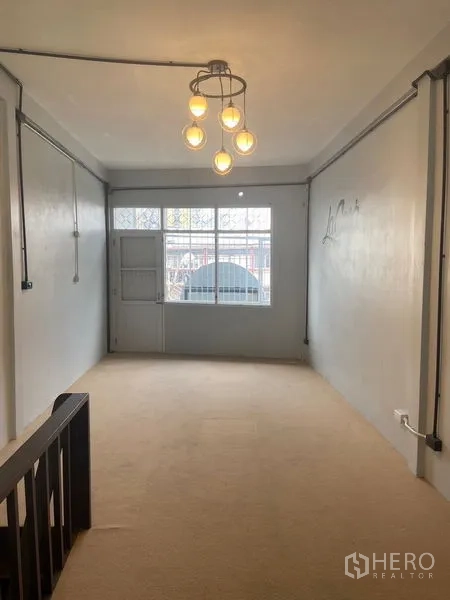 อาคารพาณิชย์ ให้เช่าในKhlong Toei, Bangkok - ห้องชั้นบนมีหน้าต่างเหล็กดัดและโคมไฟแขวน เหมาะทำออฟฟิศ