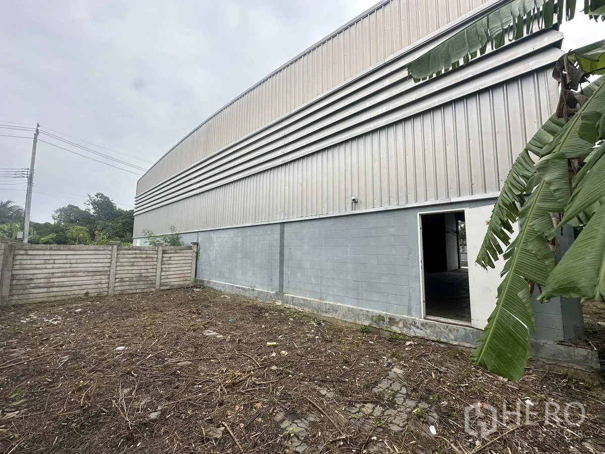 คลังสินค้า ให้เช่าหรือขายในBang Yai, Nonthaburi - ลานด้านข้างข้างผนังเมทัลชีทของโกดัง พร้อมประตูทางเข้า