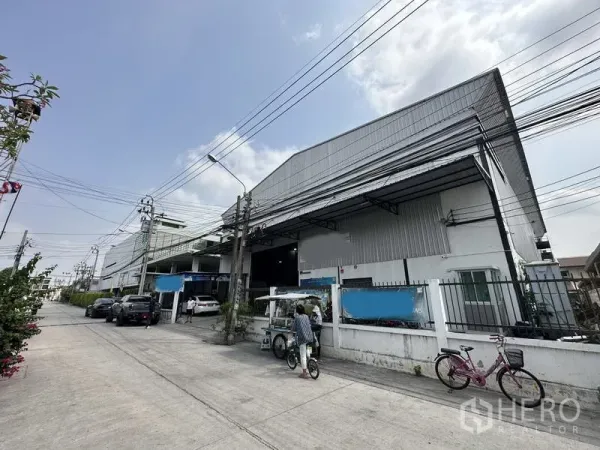 货栈 出租在Bang Khen, Bangkok - 沿静巷的超大仓库建筑斜侧外观。