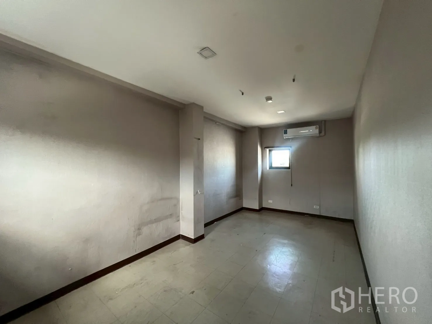 อาคารพาณิชย์ ให้เช่าในHuai Khwang, Bangkok - ห้องทำงานขนาดกลางติดแอร์และหน้าต่างบานเล็ก.