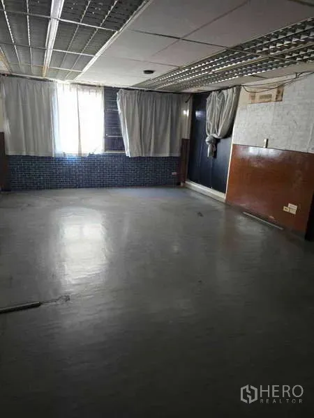 อาคารพาณิชย์ ให้เช่าในWatthana, Bangkok - ห้องเปิดโล่งชั้นบน เพดานฝ้าหลุม ไฟดาวน์ไลท์ หน้าต่างพร้อมผ้าม่าน ผนังผสมวัสดุ