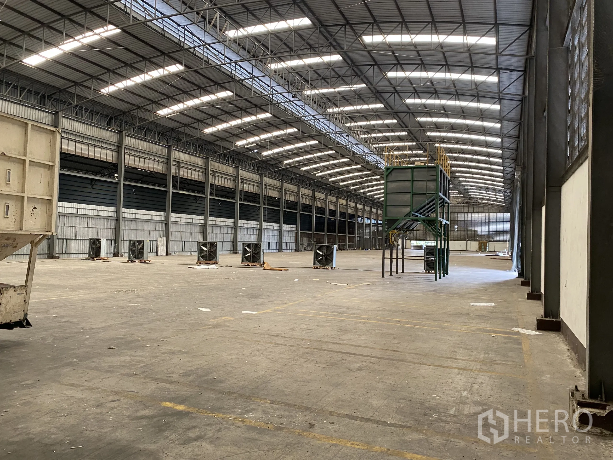 Factory for rent in Ban Phaeo, Samut Sakhon - Large warehouse interior with high roof, ventilation unit and open floor for flexible operations.