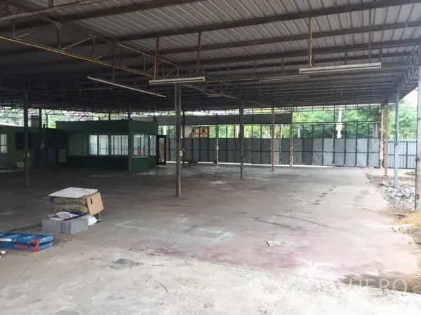 货栈 出租在Pathum Thani - 开放式仓库，钢结构屋顶、混凝土地面，带绿色办公室。