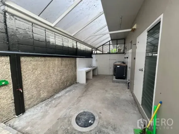 ทาวน์เฮาส์ ให้เช่าในKhlong Toei, Bangkok - ลานซักล้างแบบมีหลังคา พร้อมอ่างล้างมือ พื้นที่เก็บของ และเครื่องซักผ้า